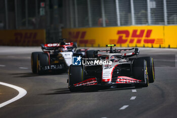 2023-09-15 - 27 HULKENBERG Nico (ger), Haas F1 Team VF-23 Ferrari, action during the 2023 Formula 1 Singapore Airlines Singapore Grand Prix, 15th round of the 2023 Formula One World Championship from September 15 to 17, 2023 on the Marina Bay Street Circuit, in Singapore - F1 - SINGAPORE GRAND PRIX 2023 - FORMULA 1 - MOTORS
