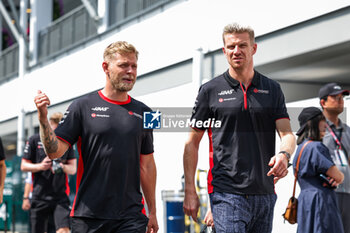 2023-09-16 - MAGNUSSEN Kevin (den), Haas F1 Team VF-23 Ferrari, HULKENBERG Nico (ger), Haas F1 Team VF-23 Ferrari, portrait during the 2023 Formula 1 Singapore Airlines Singapore Grand Prix, 15th round of the 2023 Formula One World Championship from September 15 to 17, 2023 on the Marina Bay Street Circuit, in Singapore - F1 - SINGAPORE GRAND PRIX 2023 - FORMULA 1 - MOTORS