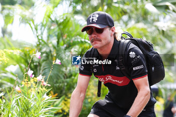 2023-09-16 - BOTTAS Valtteri (fin), Alfa Romeo F1 Team Stake C43, portrait during the 2023 Formula 1 Singapore Airlines Singapore Grand Prix, 15th round of the 2023 Formula One World Championship from September 15 to 17, 2023 on the Marina Bay Street Circuit, in Singapore - F1 - SINGAPORE GRAND PRIX 2023 - FORMULA 1 - MOTORS