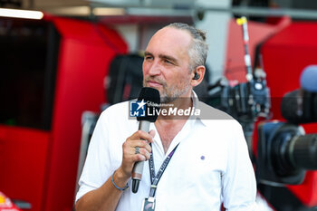 2023-09-16 - MONTAGNY Franck (fra), TV presenter of Canal+, portrait during the 2023 Formula 1 Singapore Airlines Singapore Grand Prix, 15th round of the 2023 Formula One World Championship from September 15 to 17, 2023 on the Marina Bay Street Circuit, in Singapore - F1 - SINGAPORE GRAND PRIX 2023 - FORMULA 1 - MOTORS