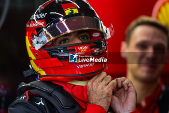2023-09-16 - SAINZ Carlos (spa), Scuderia Ferrari SF-23, portrait, during the 2023 Formula 1 Singapore Airlines Singapore Grand Prix, 15th round of the 2023 Formula One World Championship from September 15 to 17, 2023 on the Marina Bay Street Circuit, in Singapore - F1 - SINGAPORE GRAND PRIX 2023 - FORMULA 1 - MOTORS