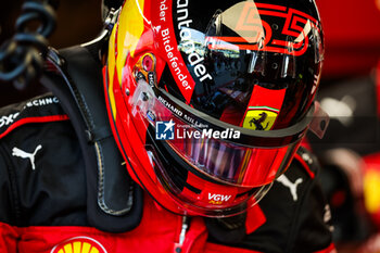 2023-09-16 - SAINZ Carlos (spa), Scuderia Ferrari SF-23, portrait, during the 2023 Formula 1 Singapore Airlines Singapore Grand Prix, 15th round of the 2023 Formula One World Championship from September 15 to 17, 2023 on the Marina Bay Street Circuit, in Singapore - F1 - SINGAPORE GRAND PRIX 2023 - FORMULA 1 - MOTORS