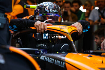 2023-09-16 - NORRIS Lando (gbr), McLaren F1 Team MCL60, portrait during the 2023 Formula 1 Singapore Airlines Singapore Grand Prix, 15th round of the 2023 Formula One World Championship from September 15 to 17, 2023 on the Marina Bay Street Circuit, in Singapore - F1 - SINGAPORE GRAND PRIX 2023 - FORMULA 1 - MOTORS