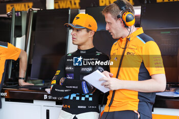2023-09-16 - NORRIS Lando (gbr), McLaren F1 Team MCL60, portrait during the 2023 Formula 1 Singapore Airlines Singapore Grand Prix, 15th round of the 2023 Formula One World Championship from September 15 to 17, 2023 on the Marina Bay Street Circuit, in Singapore - F1 - SINGAPORE GRAND PRIX 2023 - FORMULA 1 - MOTORS