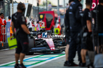 2023-09-16 - 24 ZHOU Guanyu (chi), Alfa Romeo F1 Team Stake C43, action pitlane during the 2023 Formula 1 Singapore Airlines Singapore Grand Prix, 15th round of the 2023 Formula One World Championship from September 15 to 17, 2023 on the Marina Bay Street Circuit, in Singapore - F1 - SINGAPORE GRAND PRIX 2023 - FORMULA 1 - MOTORS