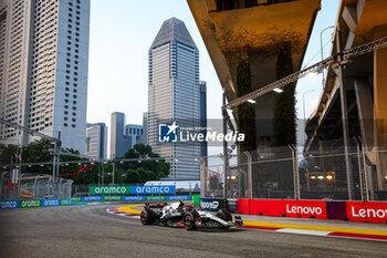 2023-09-16 - 22 TSUNODA Yuki (jap), Scuderia AlphaTauri AT04, action during the 2023 Formula 1 Singapore Airlines Singapore Grand Prix, 15th round of the 2023 Formula One World Championship from September 15 to 17, 2023 on the Marina Bay Street Circuit, in Singapore - F1 - SINGAPORE GRAND PRIX 2023 - FORMULA 1 - MOTORS