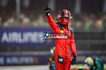 2023-09-16 - pole position SAINZ Carlos (spa), Scuderia Ferrari SF-23, portrait during the 2023 Formula 1 Singapore Airlines Singapore Grand Prix, 15th round of the 2023 Formula One World Championship from September 15 to 17, 2023 on the Marina Bay Street Circuit, in Singapore - F1 - SINGAPORE GRAND PRIX 2023 - FORMULA 1 - MOTORS
