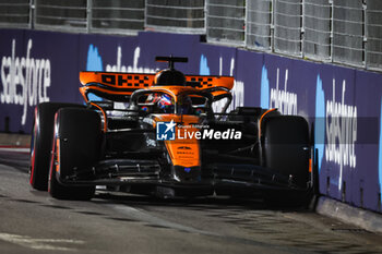 2023-09-16 - 81 PIASTRI Oscar (aus), McLaren F1 Team MCL60, action during the 2023 Formula 1 Singapore Airlines Singapore Grand Prix, 15th round of the 2023 Formula One World Championship from September 15 to 17, 2023 on the Marina Bay Street Circuit, in Singapore - F1 - SINGAPORE GRAND PRIX 2023 - FORMULA 1 - MOTORS