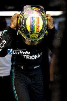 2023-09-16 - HAMILTON Lewis (gbr), Mercedes AMG F1 Team W14, portrait during the 2023 Formula 1 Singapore Airlines Singapore Grand Prix, 15th round of the 2023 Formula One World Championship from September 15 to 17, 2023 on the Marina Bay Street Circuit, in Singapore - F1 - SINGAPORE GRAND PRIX 2023 - FORMULA 1 - MOTORS