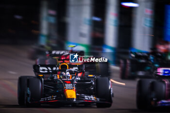 2023-09-16 - 01 VERSTAPPEN Max (nld), Red Bull Racing RB19, action during the 2023 Formula 1 Singapore Airlines Singapore Grand Prix, 15th round of the 2023 Formula One World Championship from September 15 to 17, 2023 on the Marina Bay Street Circuit, in Singapore - F1 - SINGAPORE GRAND PRIX 2023 - FORMULA 1 - MOTORS