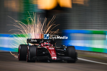 2023-09-16 - 24 ZHOU Guanyu (chi), Alfa Romeo F1 Team Stake C43, action during the 2023 Formula 1 Singapore Airlines Singapore Grand Prix, 15th round of the 2023 Formula One World Championship from September 15 to 17, 2023 on the Marina Bay Street Circuit, in Singapore - F1 - SINGAPORE GRAND PRIX 2023 - FORMULA 1 - MOTORS