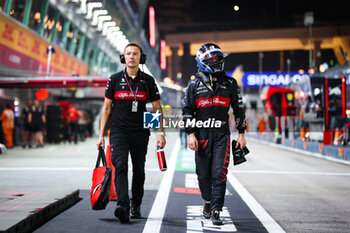 2023-09-16 - BOTTAS Valtteri (fin), Alfa Romeo F1 Team Stake C43, portrait during the 2023 Formula 1 Singapore Airlines Singapore Grand Prix, 15th round of the 2023 Formula One World Championship from September 15 to 17, 2023 on the Marina Bay Street Circuit, in Singapore - F1 - SINGAPORE GRAND PRIX 2023 - FORMULA 1 - MOTORS