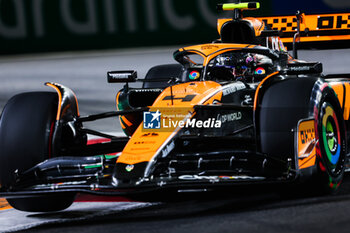2023-09-16 - 04 NORRIS Lando (gbr), McLaren F1 Team MCL60, action during the 2023 Formula 1 Singapore Airlines Singapore Grand Prix, 15th round of the 2023 Formula One World Championship from September 15 to 17, 2023 on the Marina Bay Street Circuit, in Singapore - F1 - SINGAPORE GRAND PRIX 2023 - FORMULA 1 - MOTORS