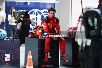 2023-09-16 - SAINZ Carlos (spa), Scuderia Ferrari SF-23, portrait during the 2023 Formula 1 Singapore Airlines Singapore Grand Prix, 15th round of the 2023 Formula One World Championship from September 15 to 17, 2023 on the Marina Bay Street Circuit, in Singapore - F1 - SINGAPORE GRAND PRIX 2023 - FORMULA 1 - MOTORS