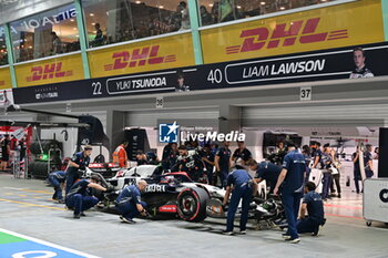 2023-09-16 - 40 LAWSON Liam (nzl), Scuderia AlphaTauri AT04, action pitlane, during the 2023 Formula 1 Singapore Airlines Singapore Grand Prix, 15th round of the 2023 Formula One World Championship from September 15 to 17, 2023 on the Marina Bay Street Circuit, in Singapore - F1 - SINGAPORE GRAND PRIX 2023 - FORMULA 1 - MOTORS