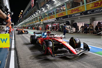 2023-09-16 - 55 SAINZ Carlos (spa), Scuderia Ferrari SF-23, action during the 2023 Formula 1 Singapore Airlines Singapore Grand Prix, 15th round of the 2023 Formula One World Championship from September 15 to 17, 2023 on the Marina Bay Street Circuit, in Singapore - F1 - SINGAPORE GRAND PRIX 2023 - FORMULA 1 - MOTORS