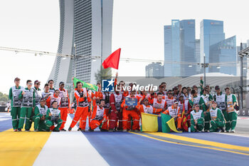 2023-09-17 - marshall, commissaire de piste, marshal, marshalls, marshals group picture during the 2023 Formula 1 Singapore Airlines Singapore Grand Prix, 15th round of the 2023 Formula One World Championship from September 15 to 17, 2023 on the Marina Bay Street Circuit, in Singapore - F1 - SINGAPORE GRAND PRIX 2023 - RACE - FORMULA 1 - MOTORS