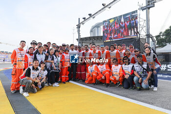 2023-09-17 - BEN SULAYEM Mohammed (uae), President of the FIA, portrait with marshall, commissaire de piste, marshal, marshalls, marshals, group picture during the 2023 Formula 1 Singapore Airlines Singapore Grand Prix, 15th round of the 2023 Formula One World Championship from September 15 to 17, 2023 on the Marina Bay Street Circuit, in Singapore - F1 - SINGAPORE GRAND PRIX 2023 - RACE - FORMULA 1 - MOTORS