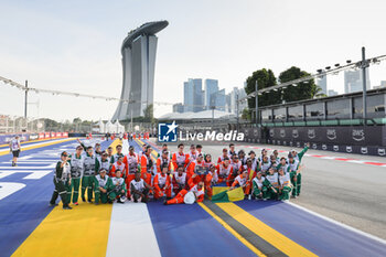 2023-09-17 - marshall, commissaire de piste, marshal, marshalls, marshals group picture during the 2023 Formula 1 Singapore Airlines Singapore Grand Prix, 15th round of the 2023 Formula One World Championship from September 15 to 17, 2023 on the Marina Bay Street Circuit, in Singapore - F1 - SINGAPORE GRAND PRIX 2023 - RACE - FORMULA 1 - MOTORS
