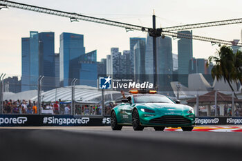 2023-09-17 - safety car, aston martin vantage during the 2023 Formula 1 Singapore Airlines Singapore Grand Prix, 15th round of the 2023 Formula One World Championship from September 15 to 17, 2023 on the Marina Bay Street Circuit, in Singapore - F1 - SINGAPORE GRAND PRIX 2023 - RACE - FORMULA 1 - MOTORS