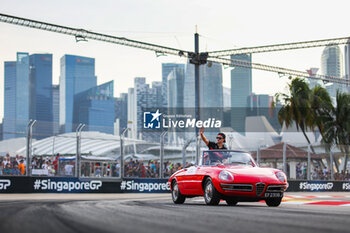 2023-09-17 - ZHOU Guanyu (chi), Alfa Romeo F1 Team Stake C43, portrait drivers parade des pilotes during the 2023 Formula 1 Singapore Airlines Singapore Grand Prix, 15th round of the 2023 Formula One World Championship from September 15 to 17, 2023 on the Marina Bay Street Circuit, in Singapore - F1 - SINGAPORE GRAND PRIX 2023 - RACE - FORMULA 1 - MOTORS