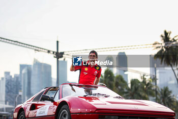 2023-09-17 - LECLERC Charles (mco), Scuderia Ferrari SF-23, portrait drivers parade des pilotes during the 2023 Formula 1 Singapore Airlines Singapore Grand Prix, 15th round of the 2023 Formula One World Championship from September 15 to 17, 2023 on the Marina Bay Street Circuit, in Singapore - F1 - SINGAPORE GRAND PRIX 2023 - RACE - FORMULA 1 - MOTORS