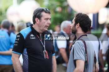 2023-09-17 - FAMIN Bruno (fra), Team Principal of Alpine F1 Team, portrait with photographer Florent Gooden during the 2023 Formula 1 Singapore Airlines Singapore Grand Prix, 15th round of the 2023 Formula One World Championship from September 15 to 17, 2023 on the Marina Bay Street Circuit, in Singapore - F1 - SINGAPORE GRAND PRIX 2023 - RACE - FORMULA 1 - MOTORS