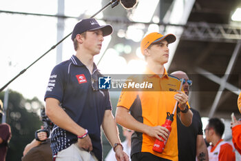 2023-09-17 - LAWSON Liam (nzl), Scuderia AlphaTauri AT04, PIASTRI Oscar (aus), McLaren F1 Team MCL60, portrait during the 2023 Formula 1 Singapore Airlines Singapore Grand Prix, 15th round of the 2023 Formula One World Championship from September 15 to 17, 2023 on the Marina Bay Street Circuit, in Singapore - F1 - SINGAPORE GRAND PRIX 2023 - RACE - FORMULA 1 - MOTORS