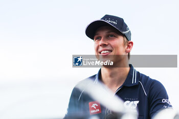 2023-09-17 - LAWSON Liam (nzl), Scuderia AlphaTauri AT04, portrait during the 2023 Formula 1 Singapore Airlines Singapore Grand Prix, 15th round of the 2023 Formula One World Championship from September 15 to 17, 2023 on the Marina Bay Street Circuit, in Singapore - F1 - SINGAPORE GRAND PRIX 2023 - RACE - FORMULA 1 - MOTORS