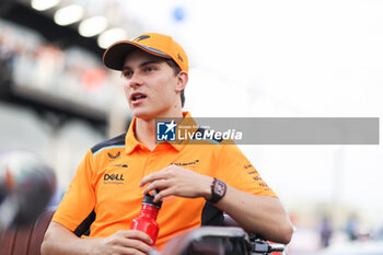 2023-09-17 - PIASTRI Oscar (aus), McLaren F1 Team MCL60, portrait during the 2023 Formula 1 Singapore Airlines Singapore Grand Prix, 15th round of the 2023 Formula One World Championship from September 15 to 17, 2023 on the Marina Bay Street Circuit, in Singapore - F1 - SINGAPORE GRAND PRIX 2023 - RACE - FORMULA 1 - MOTORS