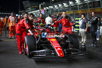 2023-09-17 - 16 LECLERC Charles (mco), Scuderia Ferrari SF-23 on the grid during the 2023 Formula 1 Singapore Airlines Singapore Grand Prix, 15th round of the 2023 Formula One World Championship from September 15 to 17, 2023 on the Marina Bay Street Circuit, in Singapore - F1 - SINGAPORE GRAND PRIX 2023 - RACE - FORMULA 1 - MOTORS