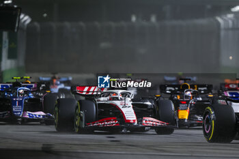 2023-09-17 - 27 HULKENBERG Nico (ger), Haas F1 Team VF-23 Ferrari, action during the 2023 Formula 1 Singapore Airlines Singapore Grand Prix, 15th round of the 2023 Formula One World Championship from September 15 to 17, 2023 on the Marina Bay Street Circuit, in Singapore - F1 - SINGAPORE GRAND PRIX 2023 - RACE - FORMULA 1 - MOTORS