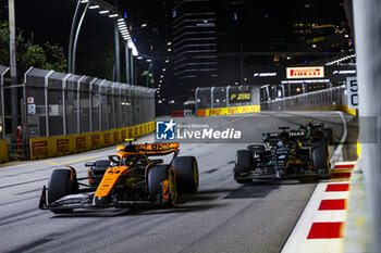 2023-09-17 - 04 NORRIS Lando (gbr), McLaren F1 Team MCL60, 63 RUSSELL George (gbr), Mercedes AMG F1 Team W14, action during the 2023 Formula 1 Singapore Airlines Singapore Grand Prix, 15th round of the 2023 Formula One World Championship from September 15 to 17, 2023 on the Marina Bay Street Circuit, in Singapore - F1 - SINGAPORE GRAND PRIX 2023 - RACE - FORMULA 1 - MOTORS