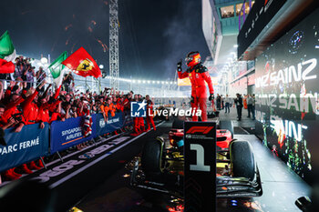 2023-09-17 - SAINZ Carlos (spa), Scuderia Ferrari SF-23, portrait, win celebration in parc ferme during the 2023 Formula 1 Singapore Airlines Singapore Grand Prix, 15th round of the 2023 Formula One World Championship from September 15 to 17, 2023 on the Marina Bay Street Circuit, in Singapore - F1 - SINGAPORE GRAND PRIX 2023 - RACE - FORMULA 1 - MOTORS