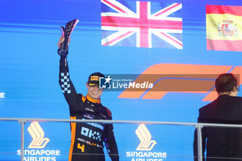 2023-09-17 - podium NORRIS Lando (gbr), McLaren F1 Team MCL60, portrait during the 2023 Formula 1 Singapore Airlines Singapore Grand Prix, 15th round of the 2023 Formula One World Championship from September 15 to 17, 2023 on the Marina Bay Street Circuit, in Singapore - F1 - SINGAPORE GRAND PRIX 2023 - RACE - FORMULA 1 - MOTORS