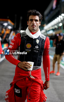 2023-09-17 - SAINZ Carlos (spa), Scuderia Ferrari SF-23, portrait during the 2023 Formula 1 Singapore Airlines Singapore Grand Prix, 15th round of the 2023 Formula One World Championship from September 15 to 17, 2023 on the Marina Bay Street Circuit, in Singapore - F1 - SINGAPORE GRAND PRIX 2023 - RACE - FORMULA 1 - MOTORS