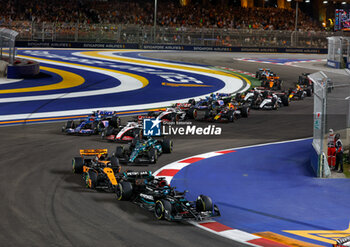 2023-09-17 - 63 RUSSELL George (gbr), Mercedes AMG F1 Team W14, 04 NORRIS Lando (gbr), McLaren F1 Team MCL60, action during the 2023 Formula 1 Singapore Airlines Singapore Grand Prix, 15th round of the 2023 Formula One World Championship from September 15 to 17, 2023 on the Marina Bay Street Circuit, in Singapore - F1 - SINGAPORE GRAND PRIX 2023 - RACE - FORMULA 1 - MOTORS