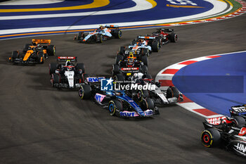 2023-09-17 - 10 GASLY Pierre (fra), Alpine F1 Team A523, 40 LAWSON Liam (nzl), Scuderia AlphaTauri AT04, action during the 2023 Formula 1 Singapore Airlines Singapore Grand Prix, 15th round of the 2023 Formula One World Championship from September 15 to 17, 2023 on the Marina Bay Street Circuit, in Singapore - F1 - SINGAPORE GRAND PRIX 2023 - RACE - FORMULA 1 - MOTORS