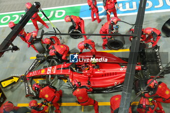 2023-09-17 - 55 SAINZ Carlos (spa), Scuderia Ferrari SF-23, action pitstop during the 2023 Formula 1 Singapore Airlines Singapore Grand Prix, 15th round of the 2023 Formula One World Championship from September 15 to 17, 2023 on the Marina Bay Street Circuit, in Singapore - F1 - SINGAPORE GRAND PRIX 2023 - RACE - FORMULA 1 - MOTORS
