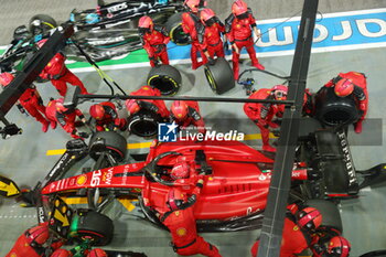 2023-09-17 - 16 LECLERC Charles (mco), Scuderia Ferrari SF-23, action pitstop during the 2023 Formula 1 Singapore Airlines Singapore Grand Prix, 15th round of the 2023 Formula One World Championship from September 15 to 17, 2023 on the Marina Bay Street Circuit, in Singapore - F1 - SINGAPORE GRAND PRIX 2023 - RACE - FORMULA 1 - MOTORS