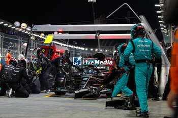 2023-09-17 - 63 RUSSELL George (gbr), Mercedes AMG F1 Team W14, action pitstop during the 2023 Formula 1 Singapore Airlines Singapore Grand Prix, 15th round of the 2023 Formula One World Championship from September 15 to 17, 2023 on the Marina Bay Street Circuit, in Singapore - F1 - SINGAPORE GRAND PRIX 2023 - RACE - FORMULA 1 - MOTORS