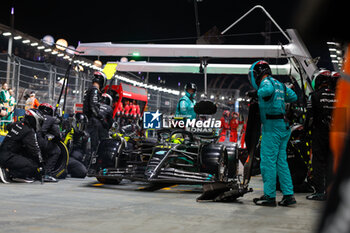 2023-09-17 - 44 HAMILTON Lewis (gbr), Mercedes AMG F1 Team W14, action pitstop during the 2023 Formula 1 Singapore Airlines Singapore Grand Prix, 15th round of the 2023 Formula One World Championship from September 15 to 17, 2023 on the Marina Bay Street Circuit, in Singapore - F1 - SINGAPORE GRAND PRIX 2023 - RACE - FORMULA 1 - MOTORS