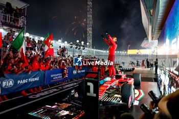 2023-09-17 - SAINZ Carlos (spa), Scuderia Ferrari SF-23, portrait victory during the 2023 Formula 1 Singapore Airlines Singapore Grand Prix, 15th round of the 2023 Formula One World Championship from September 15 to 17, 2023 on the Marina Bay Street Circuit, in Singapore - F1 - SINGAPORE GRAND PRIX 2023 - RACE - FORMULA 1 - MOTORS
