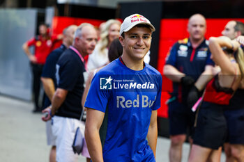 2023-09-17 - HADJAR Isack, Red Bull Racing Junior Program, portrait, during the 2023 Formula 1 Singapore Airlines Singapore Grand Prix, 15th round of the 2023 Formula One World Championship from September 15 to 17, 2023 on the Marina Bay Street Circuit, in Singapore - F1 - SINGAPORE GRAND PRIX 2023 - RACE - FORMULA 1 - MOTORS
