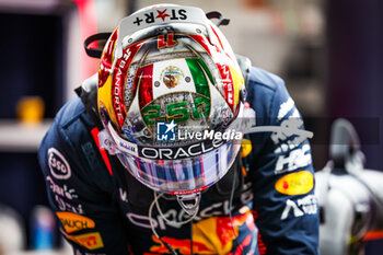 2023-09-17 - PEREZ Sergio (mex), Red Bull Racing RB19, portrait during the 2023 Formula 1 Singapore Airlines Singapore Grand Prix, 15th round of the 2023 Formula One World Championship from September 15 to 17, 2023 on the Marina Bay Street Circuit, in Singapore - F1 - SINGAPORE GRAND PRIX 2023 - RACE - FORMULA 1 - MOTORS