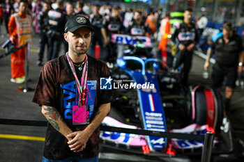 2023-09-17 - Squeezie, also known as Lucas Hauchard, on the starting grid with Alpine F1 Team during the 2023 Formula 1 Singapore Airlines Singapore Grand Prix, 15th round of the 2023 Formula One World Championship from September 15 to 17, 2023 on the Marina Bay Street Circuit, in Singapore - F1 - SINGAPORE GRAND PRIX 2023 - RACE - FORMULA 1 - MOTORS