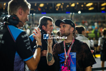 2023-09-17 - Squeezie, also known as Lucas Hauchard, on the starting grid with Alpine F1 Team during the 2023 Formula 1 Singapore Airlines Singapore Grand Prix, 15th round of the 2023 Formula One World Championship from September 15 to 17, 2023 on the Marina Bay Street Circuit, in Singapore - F1 - SINGAPORE GRAND PRIX 2023 - RACE - FORMULA 1 - MOTORS