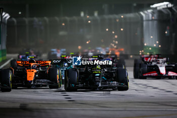 2023-09-17 - 44 HAMILTON Lewis (gbr), Mercedes AMG F1 Team W14, 04 NORRIS Lando (gbr), McLaren F1 Team MCL60, action during the 2023 Formula 1 Singapore Airlines Singapore Grand Prix, 15th round of the 2023 Formula One World Championship from September 15 to 17, 2023 on the Marina Bay Street Circuit, in Singapore - F1 - SINGAPORE GRAND PRIX 2023 - RACE - FORMULA 1 - MOTORS