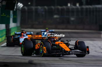 2023-09-17 - 81 PIASTRI Oscar (aus), McLaren F1 Team MCL60, action during the 2023 Formula 1 Singapore Airlines Singapore Grand Prix, 15th round of the 2023 Formula One World Championship from September 15 to 17, 2023 on the Marina Bay Street Circuit, in Singapore - F1 - SINGAPORE GRAND PRIX 2023 - RACE - FORMULA 1 - MOTORS