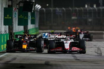 2023-09-17 - 20 MAGNUSSEN Kevin (den), Haas F1 Team VF-23 Ferrari, 01 VERSTAPPEN Max (nld), Red Bull Racing RB19, action during the 2023 Formula 1 Singapore Airlines Singapore Grand Prix, 15th round of the 2023 Formula One World Championship from September 15 to 17, 2023 on the Marina Bay Street Circuit, in Singapore - F1 - SINGAPORE GRAND PRIX 2023 - RACE - FORMULA 1 - MOTORS